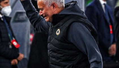 开云-再见穆里尼奥！葡超指教都玩不明白，双线崩盘，更衣室内讧了|何塞·穆里尼奥|本菲卡|本菲卡足球俱乐部|波尔图|布拉加_新浪新闻