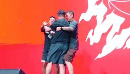 詹姆斯中国行花絮：狂热球迷冲上舞台被带走 詹姆斯无奈摇头微笑