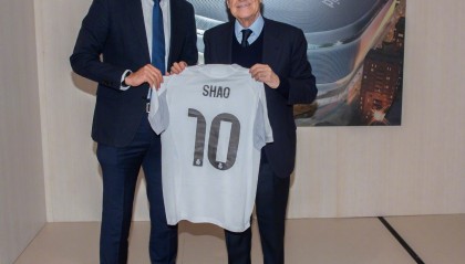 开云在线-国足主帅邵佳一到访皇马，与弗洛伦蒂诺合影+获赠10号球衣